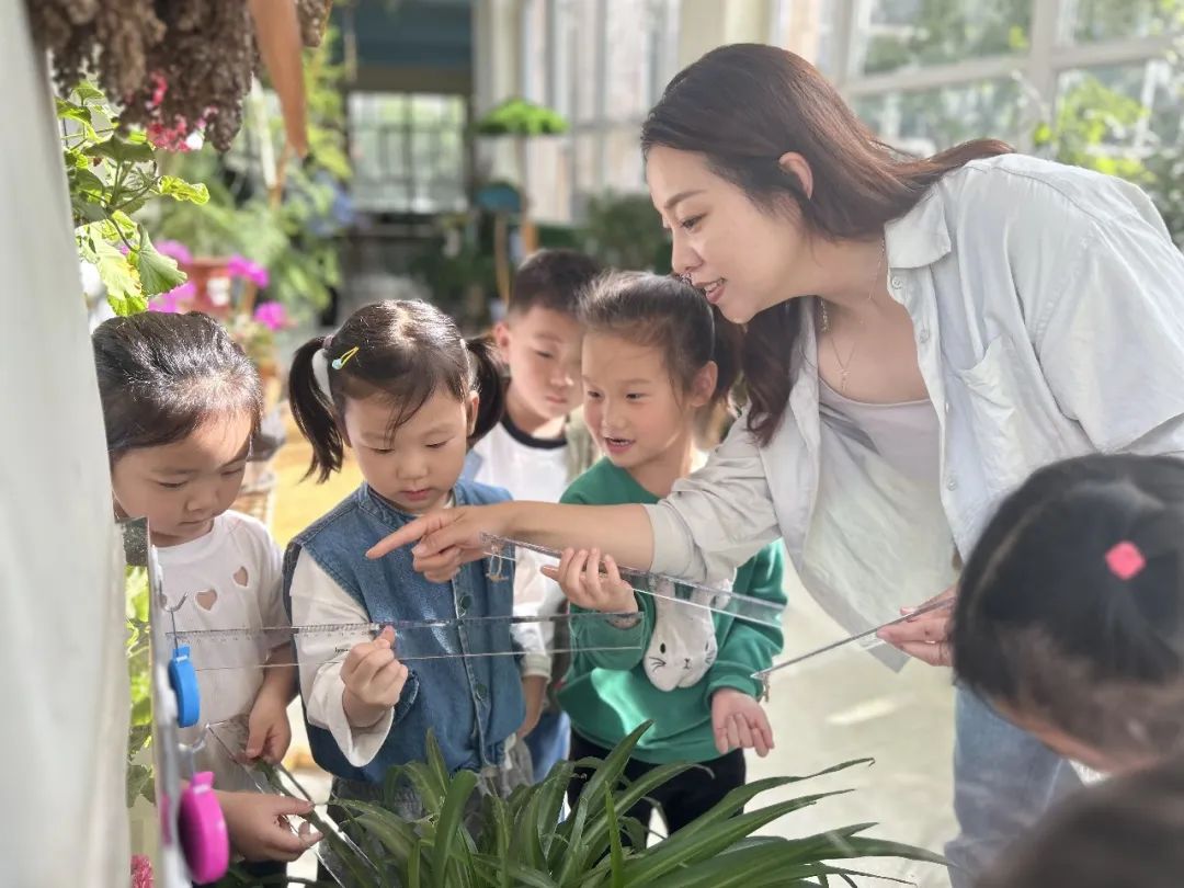 倾听儿童相伴成长主题墙幼儿园,倾听儿童相伴成长幼儿园小班视频