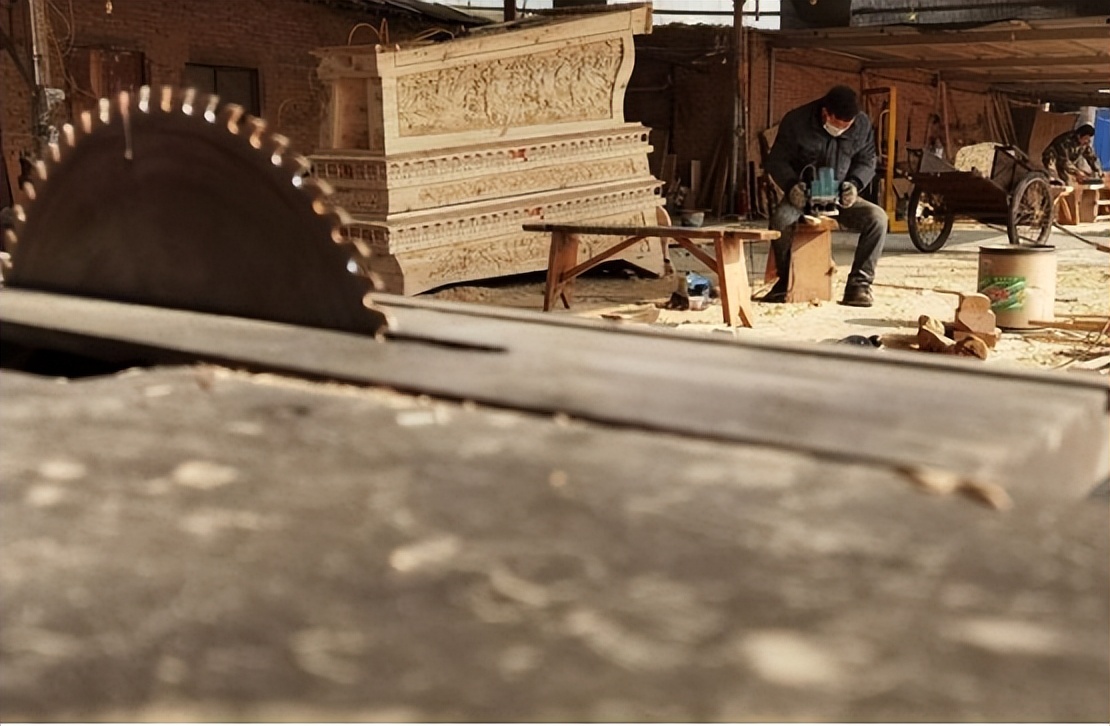 农民老木工做棺材视频,山西农民大哥做棺材