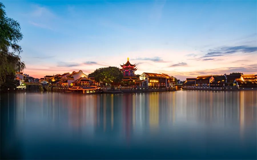 夕阳遇上秋水，就像鸡头米遇上糖水