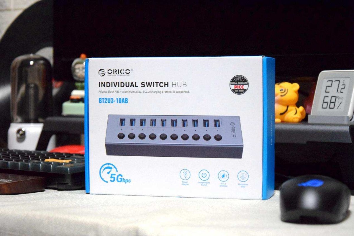 桌面改造后发现USB口不够用，加了个ORICO分控集线器，轻松解决