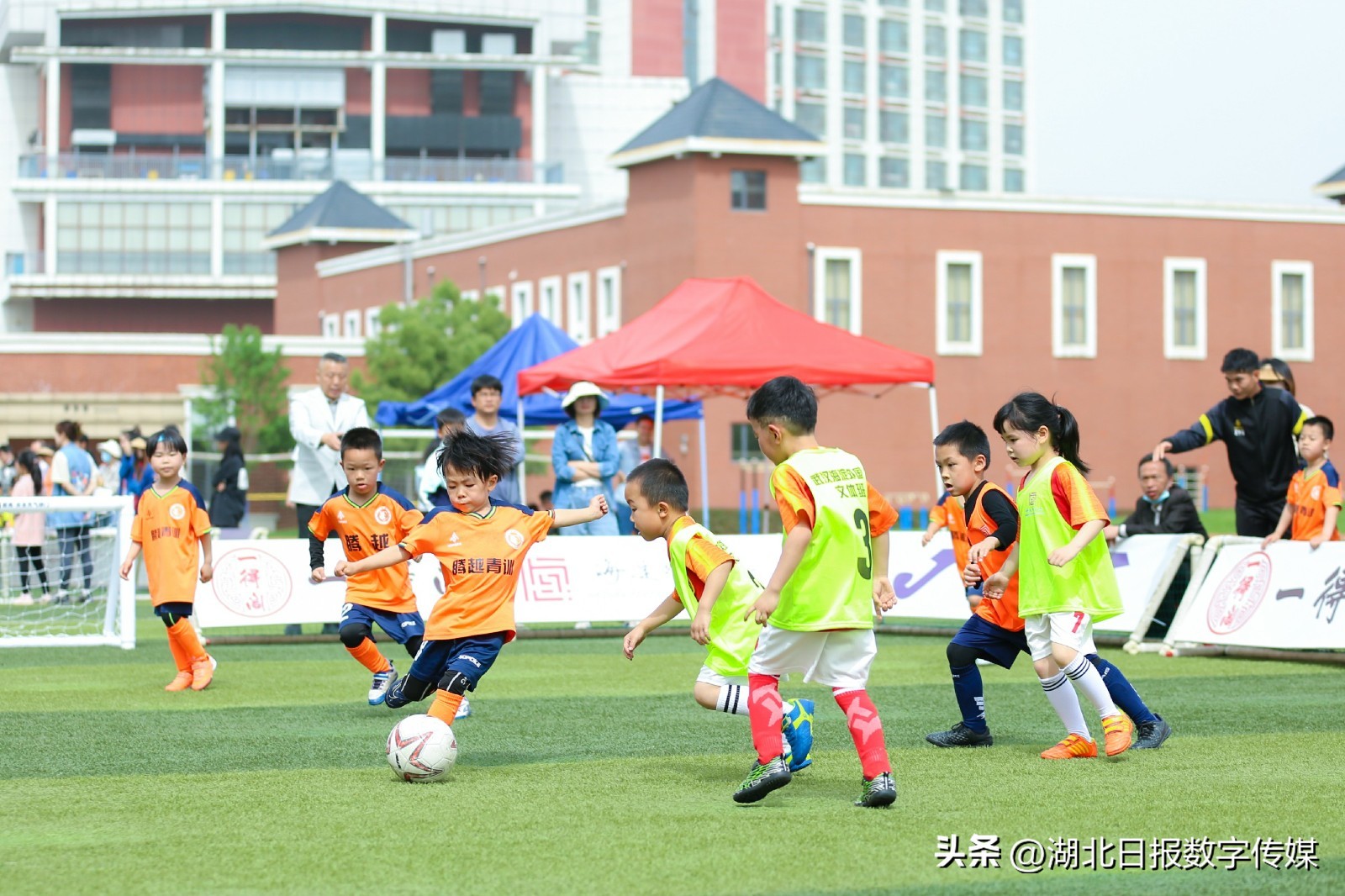 幼儿园孩子踢足球创意视频,足球比赛萌娃看台