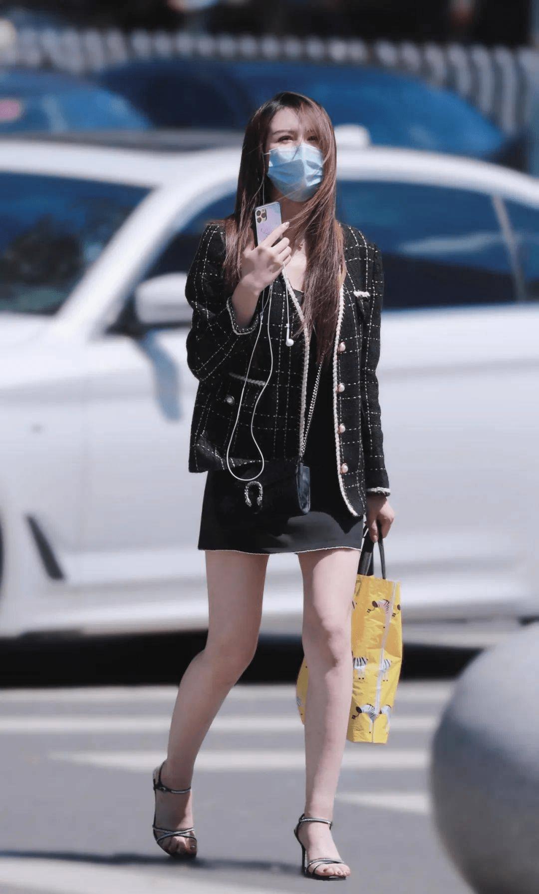 白色小背心搭配浅色牛仔裤，端庄秀丽，尽显温婉贤淑的时尚范