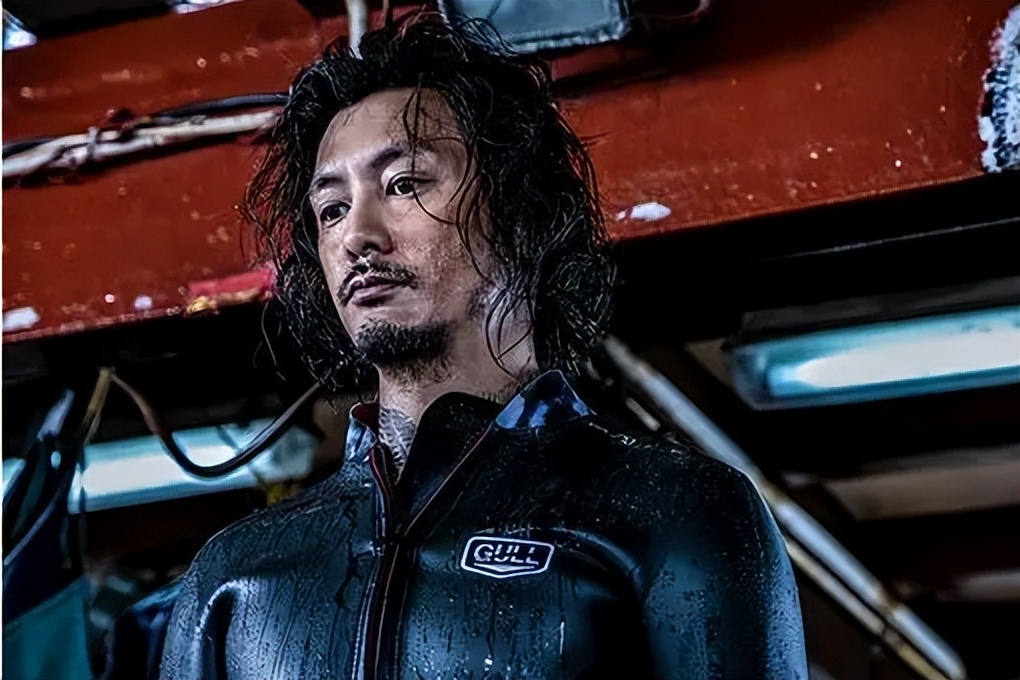 寻求集体认同的救助者，是生与死的过渡性标准，连通众人伦理情感