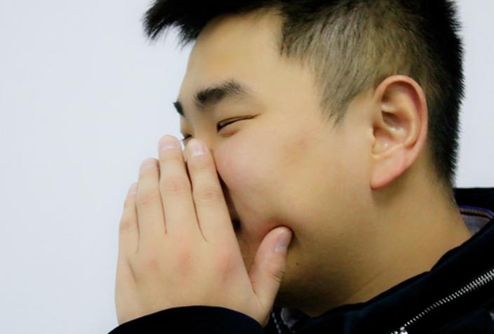 喉咙经常有炎症怎么回事,喉咙出现4个症状呼吸不畅