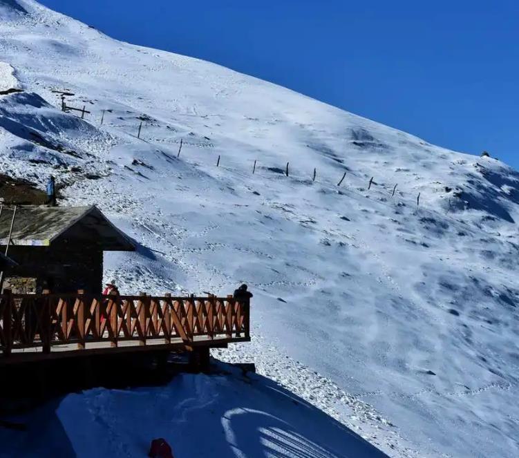夹金山雪山现在还有积雪吗,中国红军翻越的第一座雪山