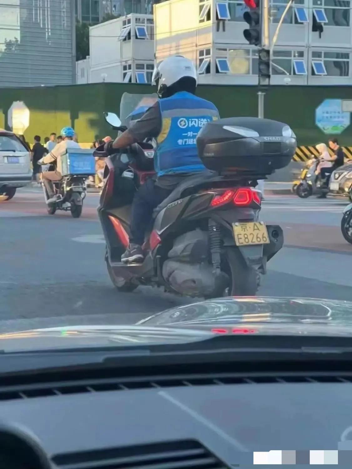 曝保时捷911车主即使被罚款扣分也要拍的照片，京A牌为什么这么贵