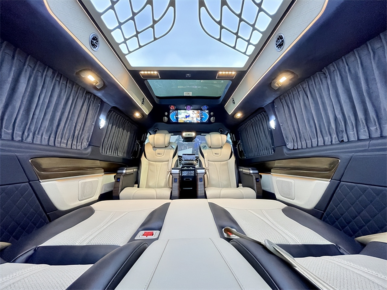 奔驰v260七座商务车操作与使用,奔驰V260L改款