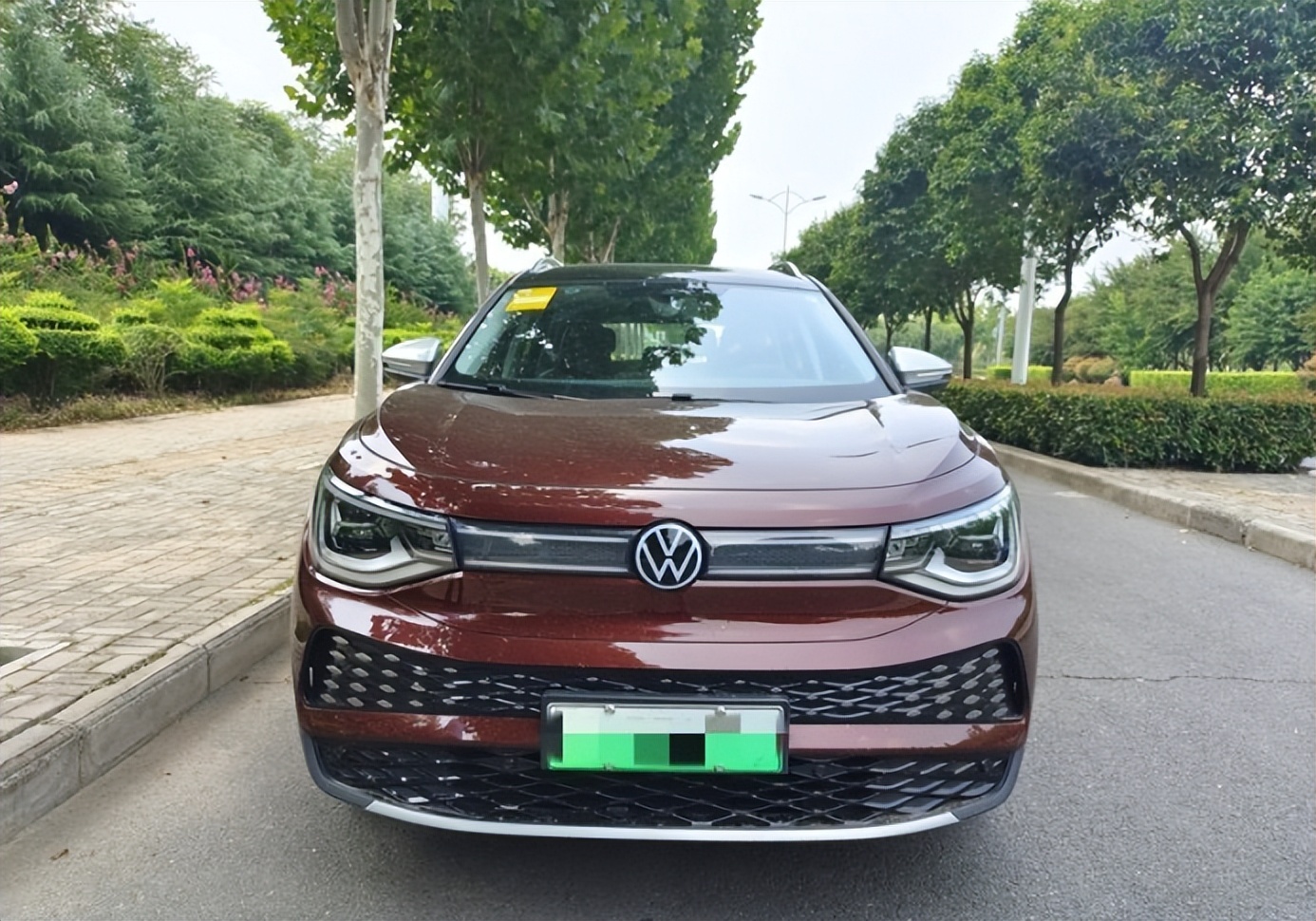 油门很轻踩一点转速就更高,油门踩得急深反而提速不快