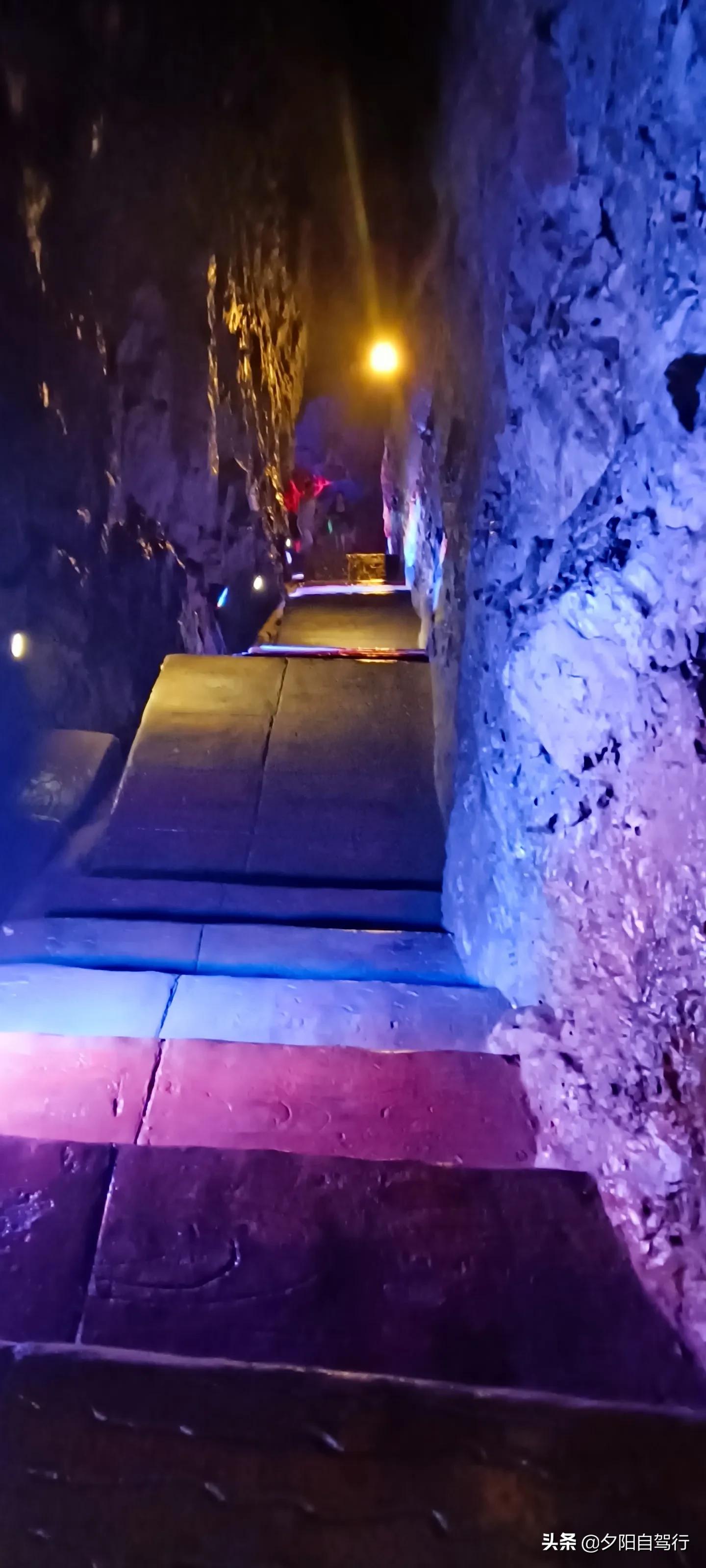 钻进钱眼图片,柞水溶洞之时光隧道