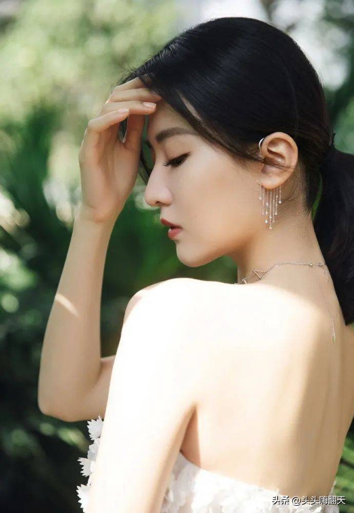 乔欣穿白色吊带裙仙气飘飘,乔欣抹胸白裙浪漫优雅写真