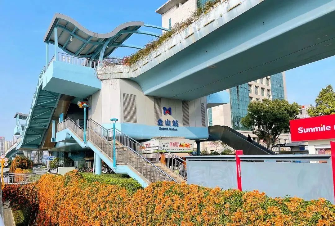 一起乘坐火车去旅游,一起乘坐飞机旅游