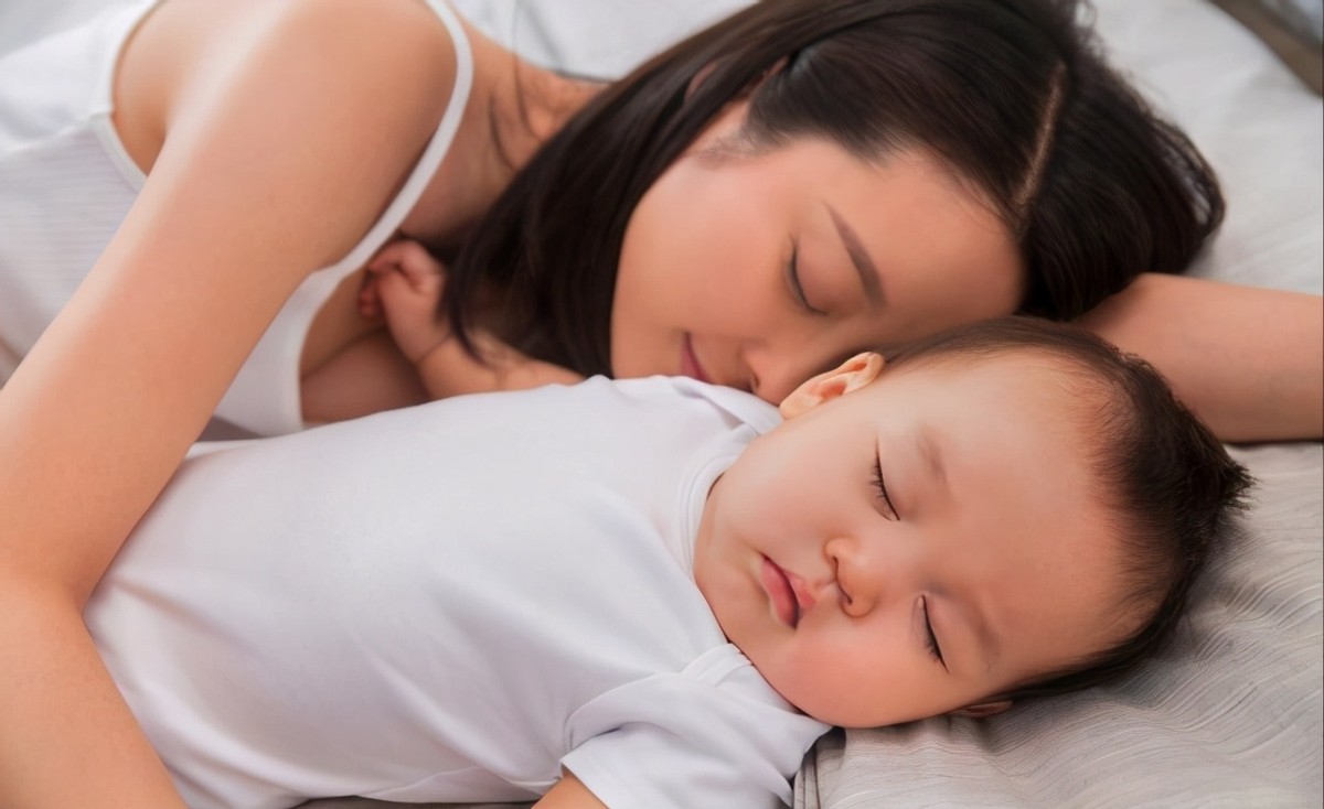 宝宝靠吃手自主入睡怎么戒除,一岁奶睡的孩子怎么改掉奶睡习惯