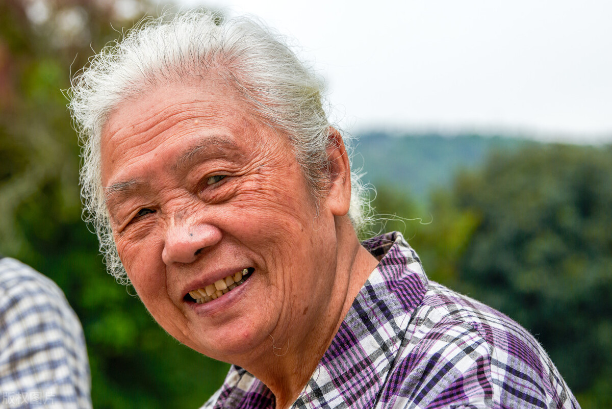 母亲有200w*迁拆**款,哥哥姐姐都分了,唯独不给我