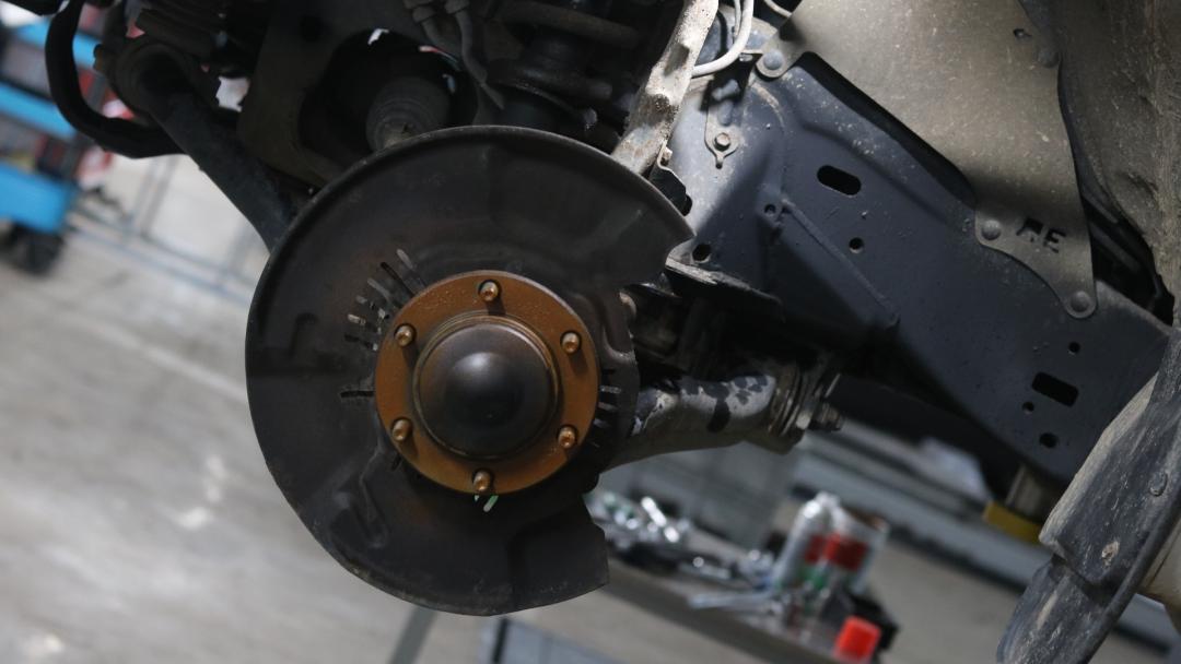 丰田霸道生锈,破旧丰田翻新