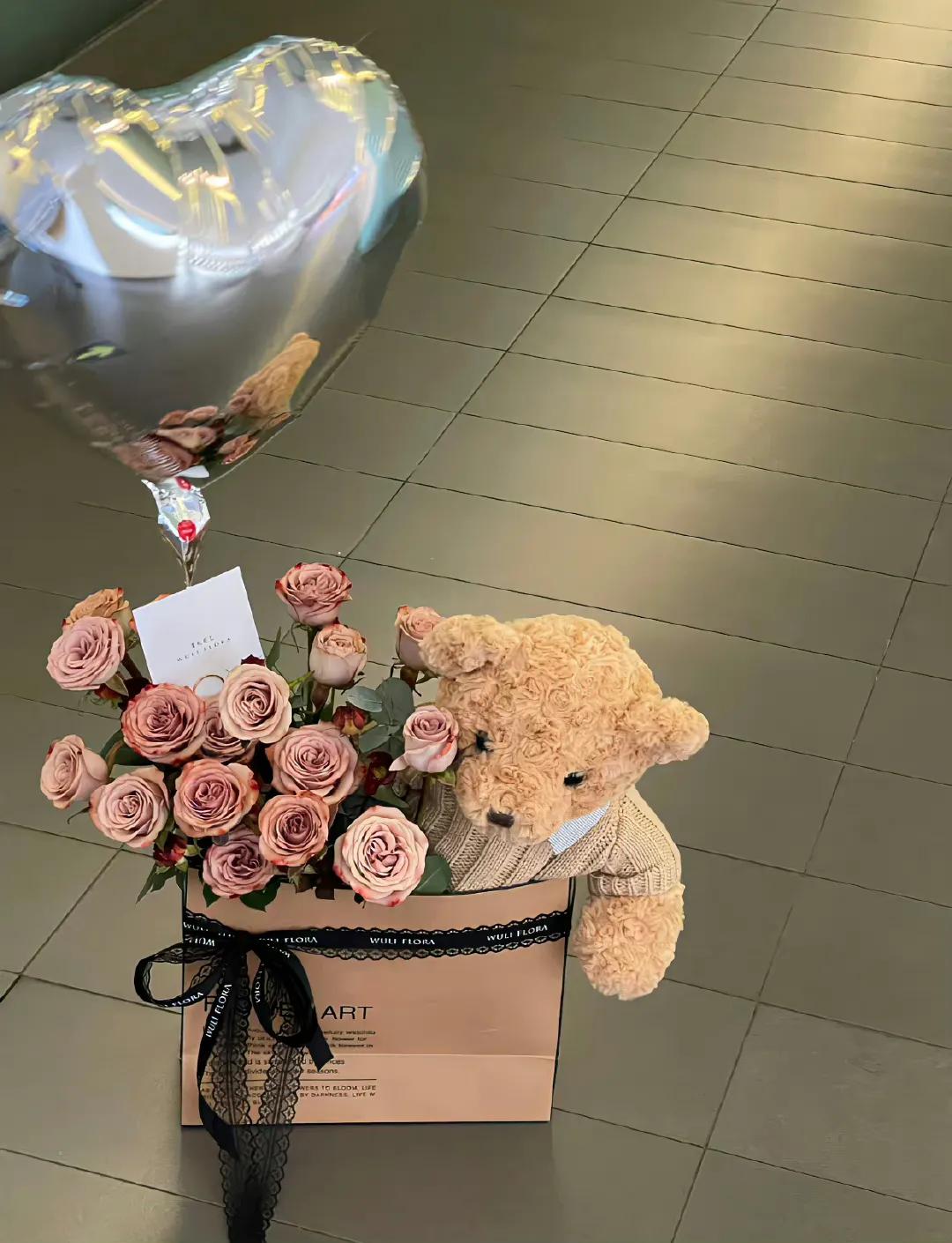 我将玫瑰藏于身后的文案搞笑,朋友圈的文案短句治愈自己