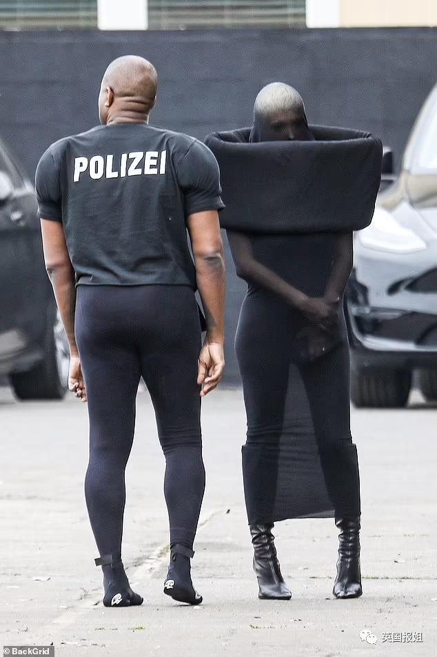 侃爷妻子bianca怪异穿搭,侃爷妻子黑色蚕蛹装