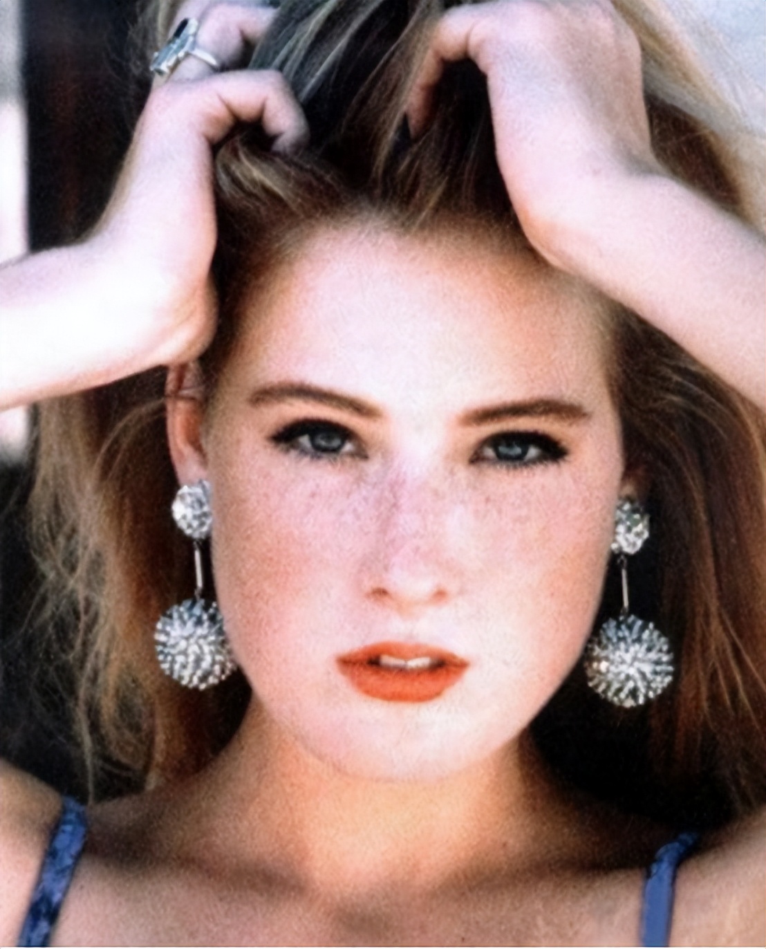 涓栫晫绗竴鑸炲绌跨传鑹茬殑瑁欏瓙,涓栫晫绗竴鑸炲鎯婅壋琛ㄦ紨