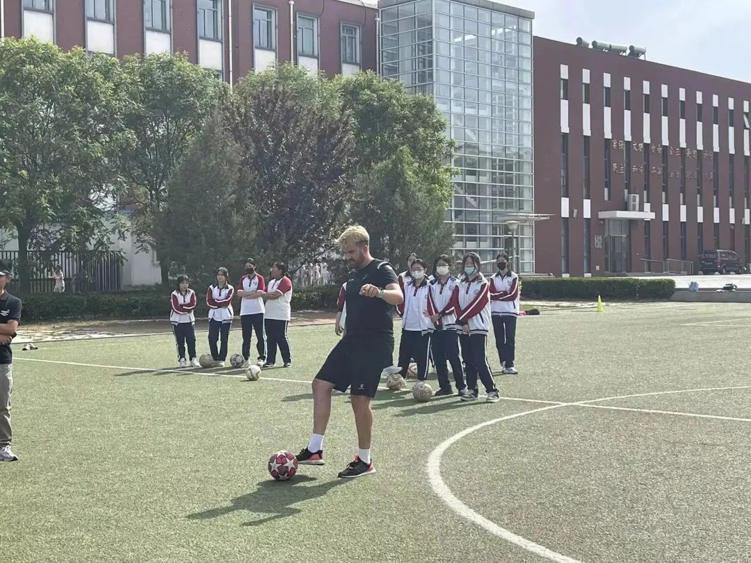 体验足球快乐成长,感受足球魅力弘扬体育精神
