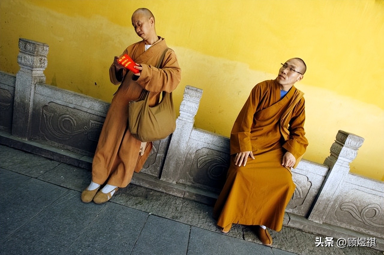 五台山佛教烧香拜佛,五台山修行僧人拜佛