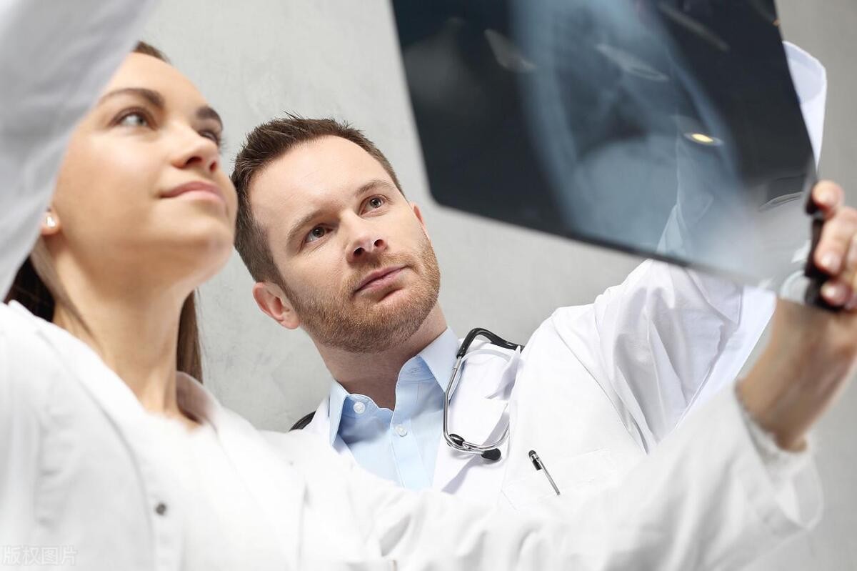 3岁孩子爱发脾气撞头打头咬手,2岁宝宝生气抓自己脸咬自己手指