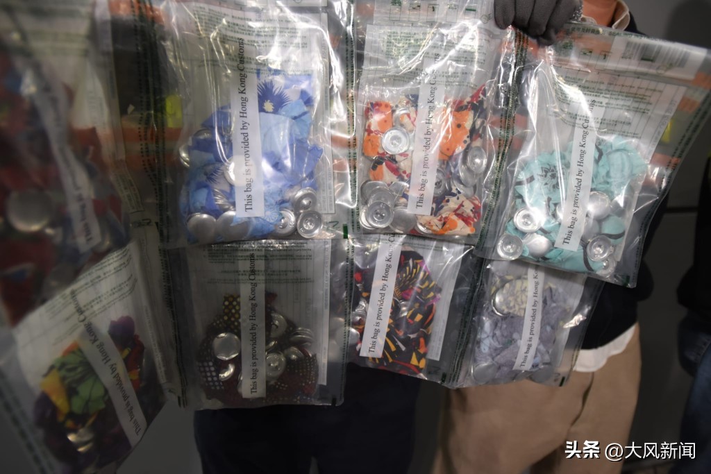 加拿大64岁老妪香港贩毒被捕：自称陷网恋*局骗**，男友送8件连衣裙扣子里藏*卡因可**，海关：连衣裙纽扣贩毒罕见