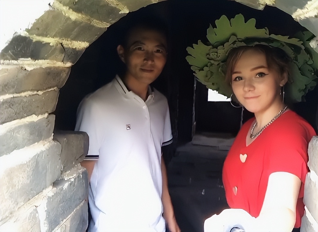 俄罗斯美女嫁给东北3婚男人，夫妻恩爱，网友感慨：他太幸运了