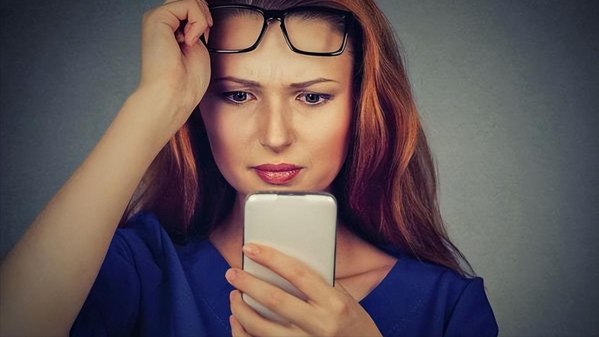 长期睡前玩手机有哪4件麻烦事,长期睡前玩手机会付出啥代价