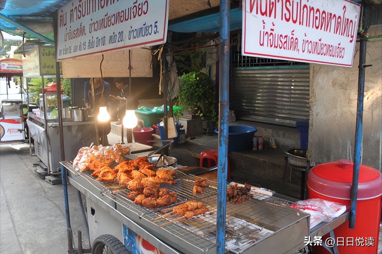 泰国街边小吃油炸蛋卷,泰国旅游必买的20种美味零食推荐