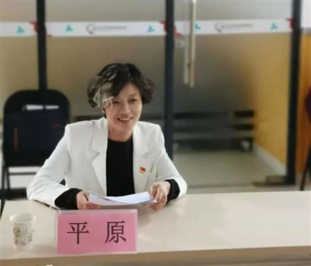 女副区长一撮白发引关注,女副区长因一撮白发走红