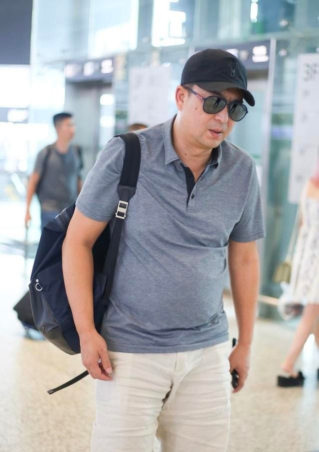 中年男人：为什么劝你少穿POLO衫，多穿T恤？看46岁靳东就明白了
