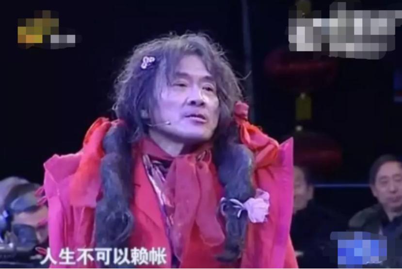 山东65岁拾荒大爷，每日扎小辫涂胭脂，无视他人嘲笑：我无愧于心