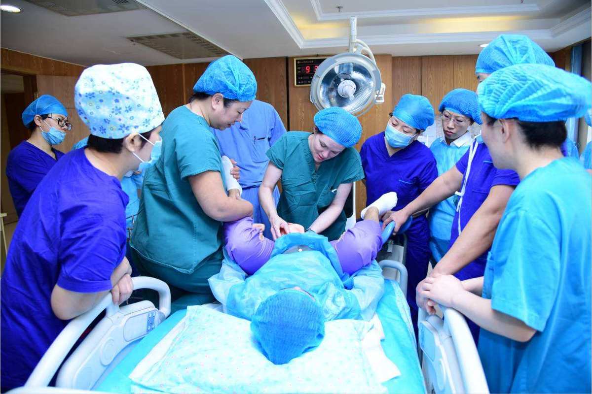 因嫌家属红包太少，助产士缝住产妇“肛门”？真相如何？