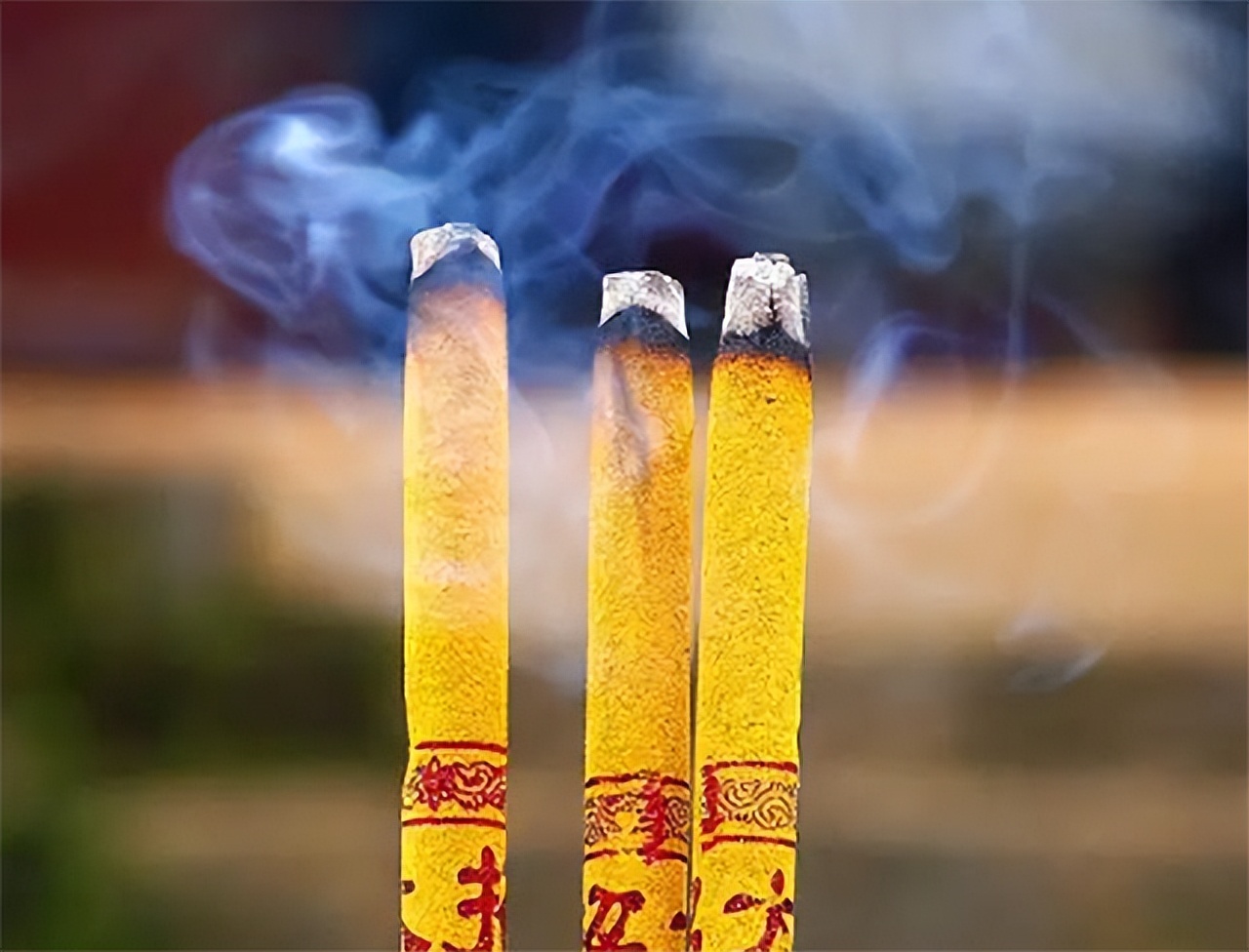 10年前，女住持戴假发穿黑丝跟和尚同居，开豪车住别墅用新款手机