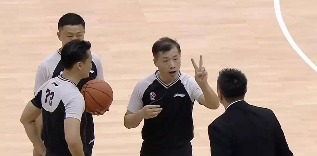 客场5打8，如何看待CBA主场哨？