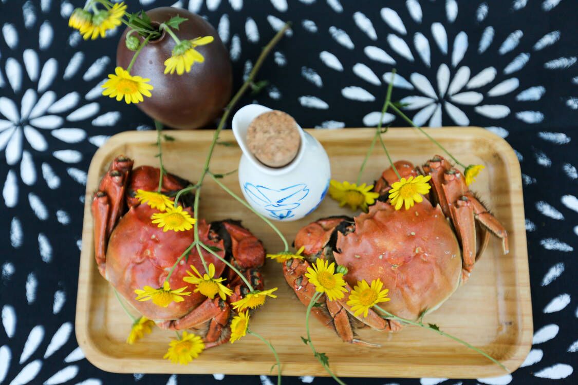 菊香蟹肥国画,菊香蟹