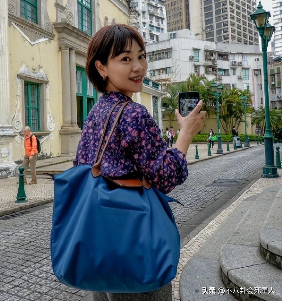 戴假发、穿半截西装、贴胶带瘦脸,原来央视的主持人这么“假”