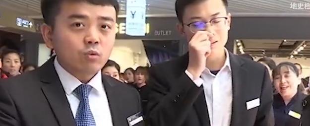 2019年河南女子给孩子买金镯,戴6小时就掉色,找商家询问遭威胁