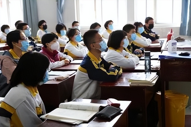 鐢樿們瀛︾敓鏍℃湇,鐢樿們姘戞棌瀛︽牎鏍℃湇