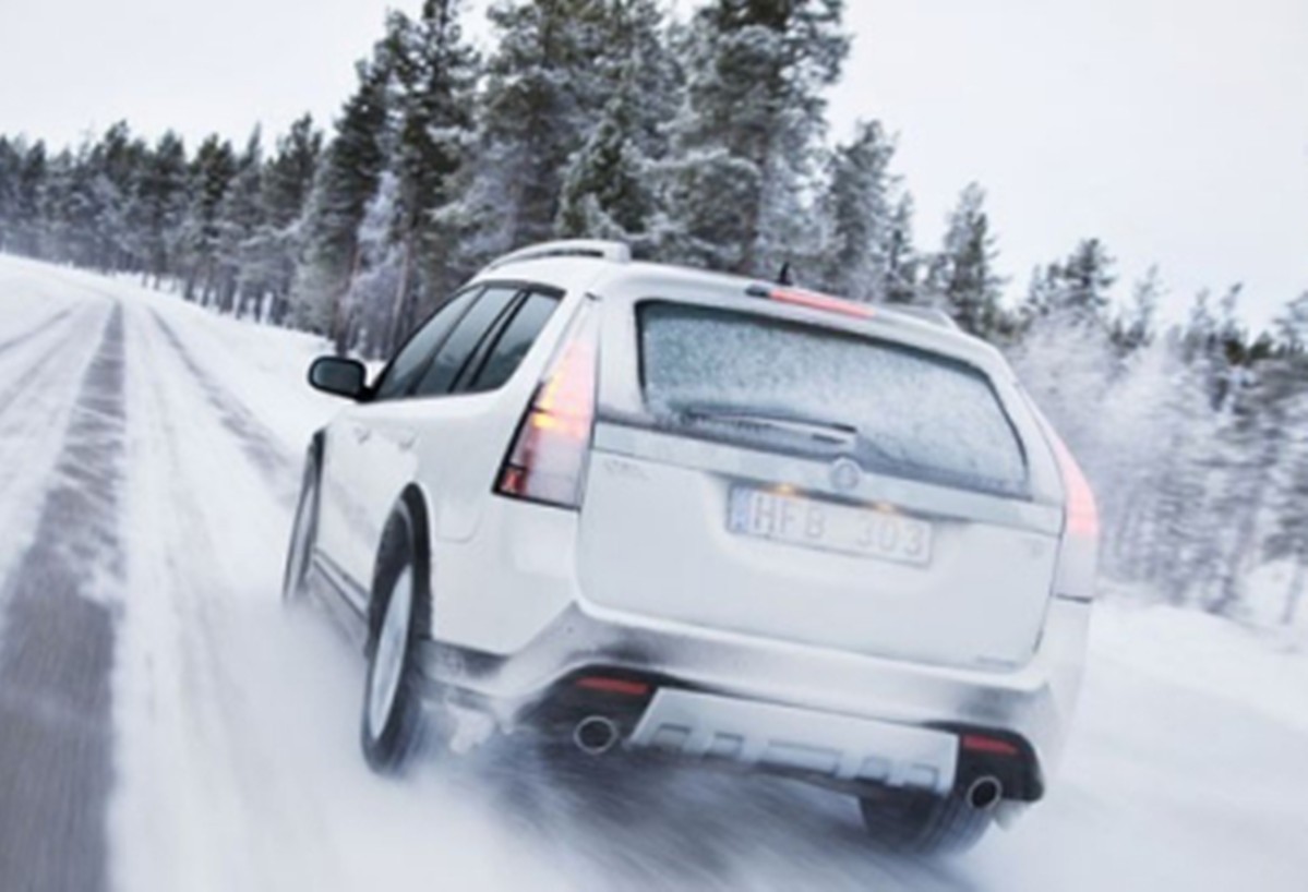 冰雪路面怎么开车操作最好,冰雪路面开车技巧自动挡