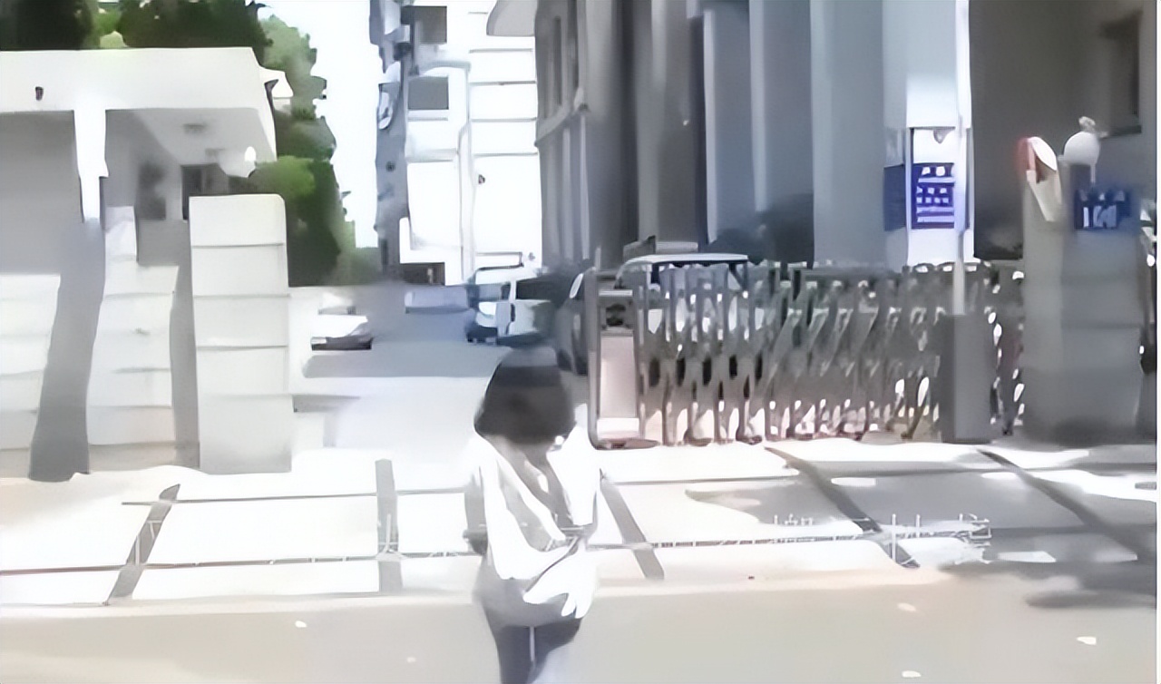 女孩遭残忍施暴10小时，被扒光扔草地羞辱，家属收到被虐视频