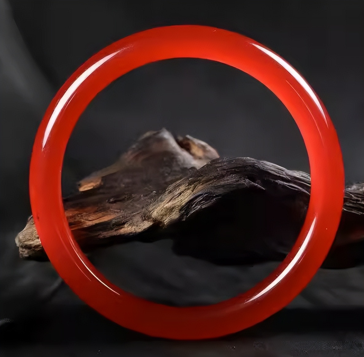 什么翡翠手镯好看又保值,如何挑一个好的翡翠手镯