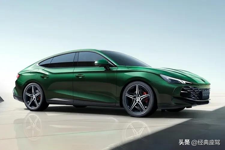 新手纯电车和油车哪个好开,到底是油电车好还是油车好