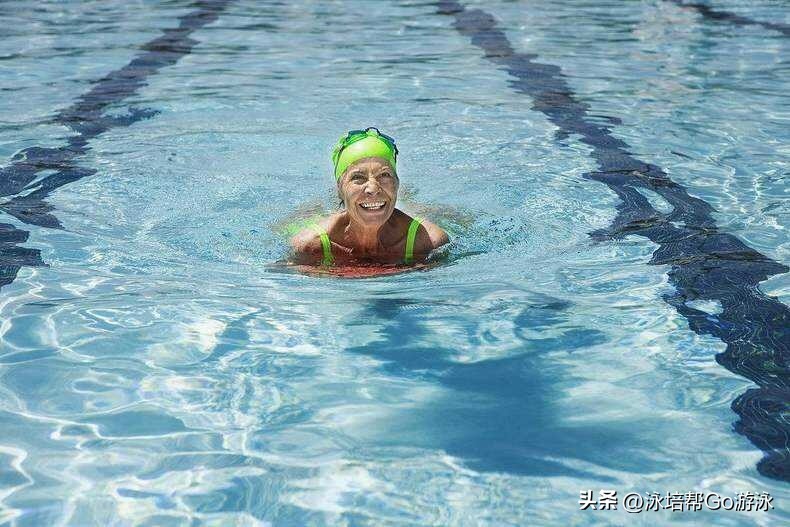 学游泳应该选择哪个泳姿比较好,游泳哪种泳姿最锻炼身体