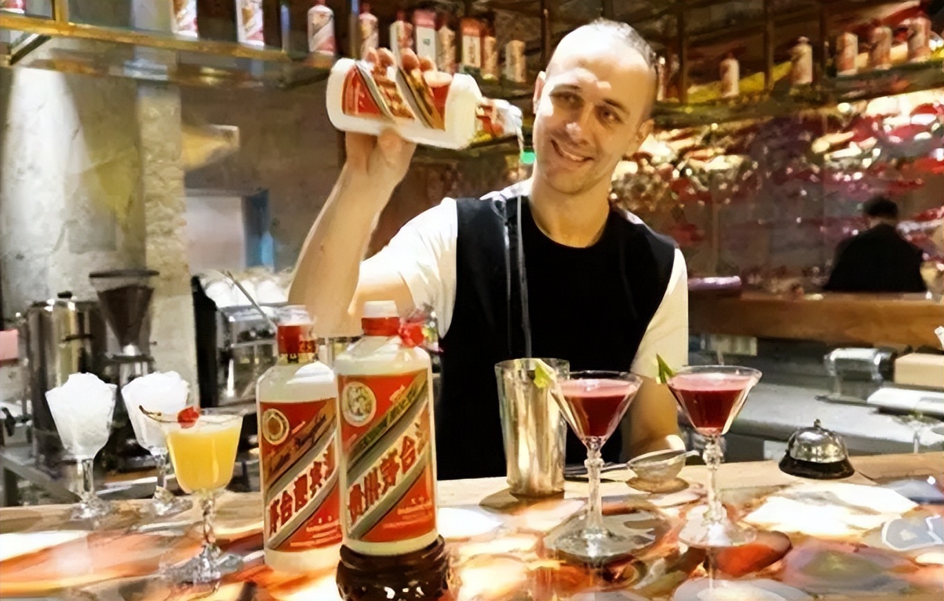 大量欧美人涌入中国旅游,法国人看中国白酒