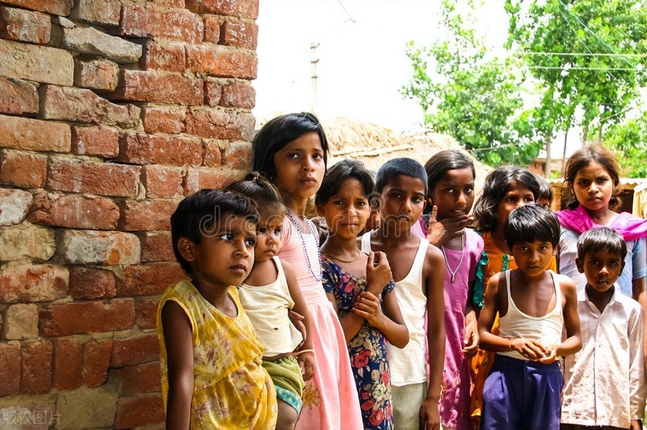 50岁农妇因脑血管瘤引发出血,需十万手术费,父子决定放弃治疗