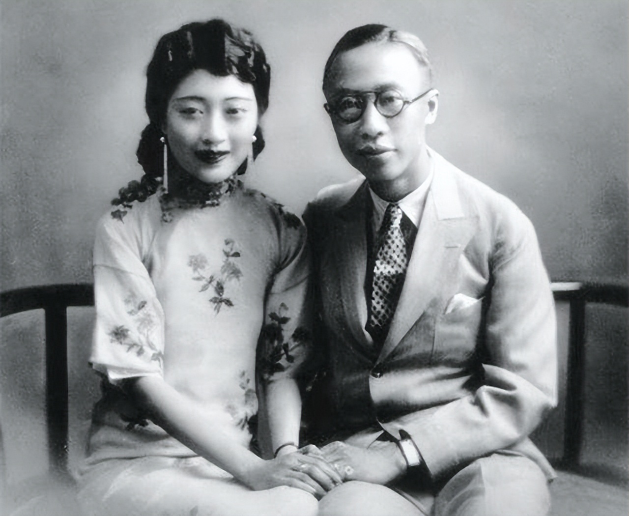 末代皇后婉容死后被扔在臭水沟边,末代皇后私生女