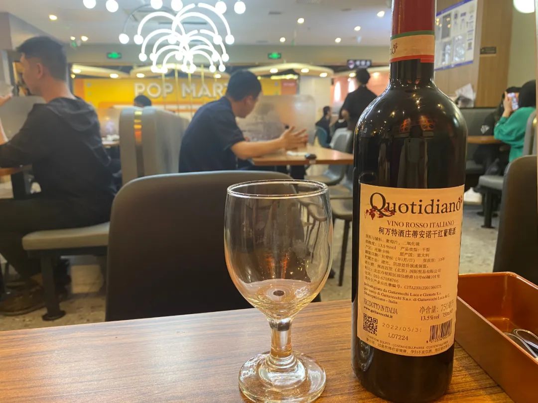 6元一杯，在“意大利沙县”萨利亚，年轻人做快乐酒鬼