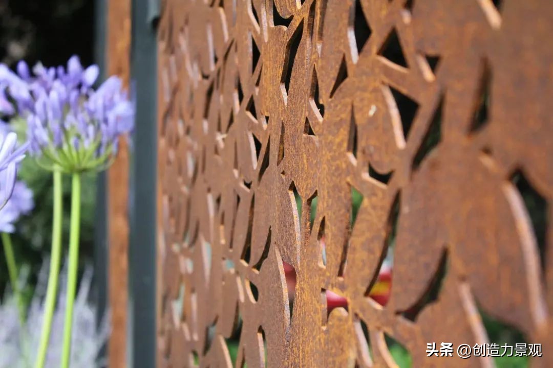 越“锈”越惹人爱的耐候钢，在庭院造景中也被广泛应用着