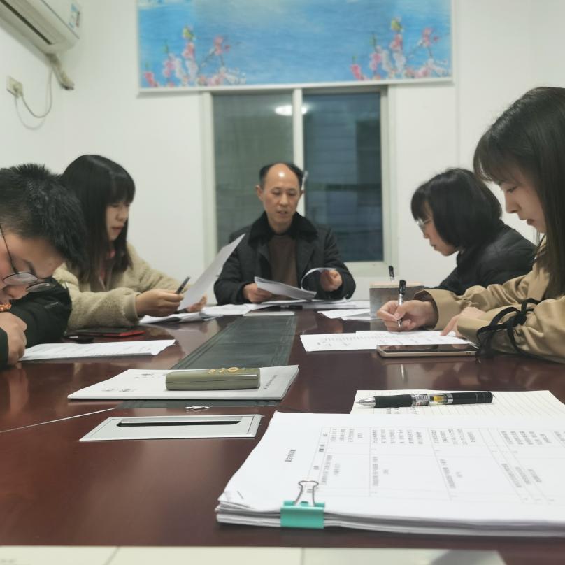 身穿“制服”、头顶彩灯，就职三个月，这个法庭新人“35号”有话要说……