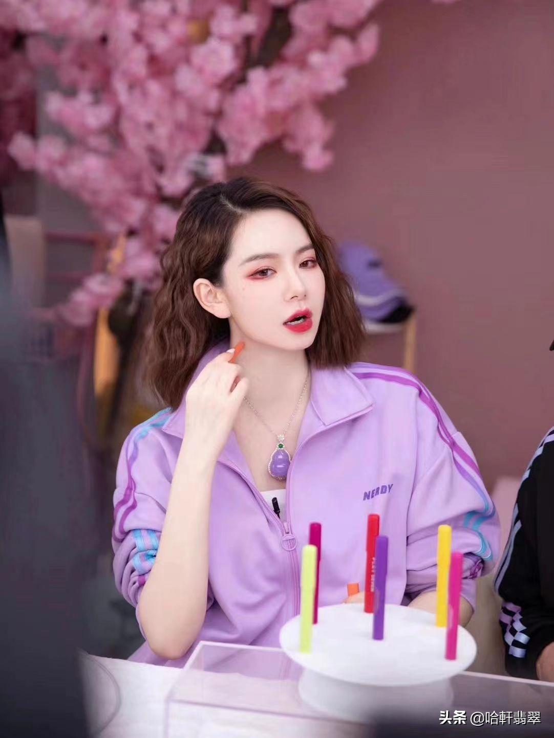 戚薇佩戴的紫罗兰葫芦吊坠，价值预估超百万？怎么也逃不过见光死